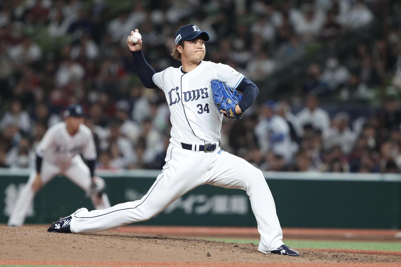 西武対楽天　延長11回表、4番手で登板する甲斐野（撮影・河田真司）
