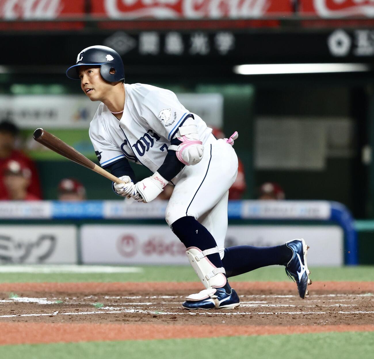 西武対楽天　延長12回裏1死、二塁打を放つ桑原（撮影・河田真司）