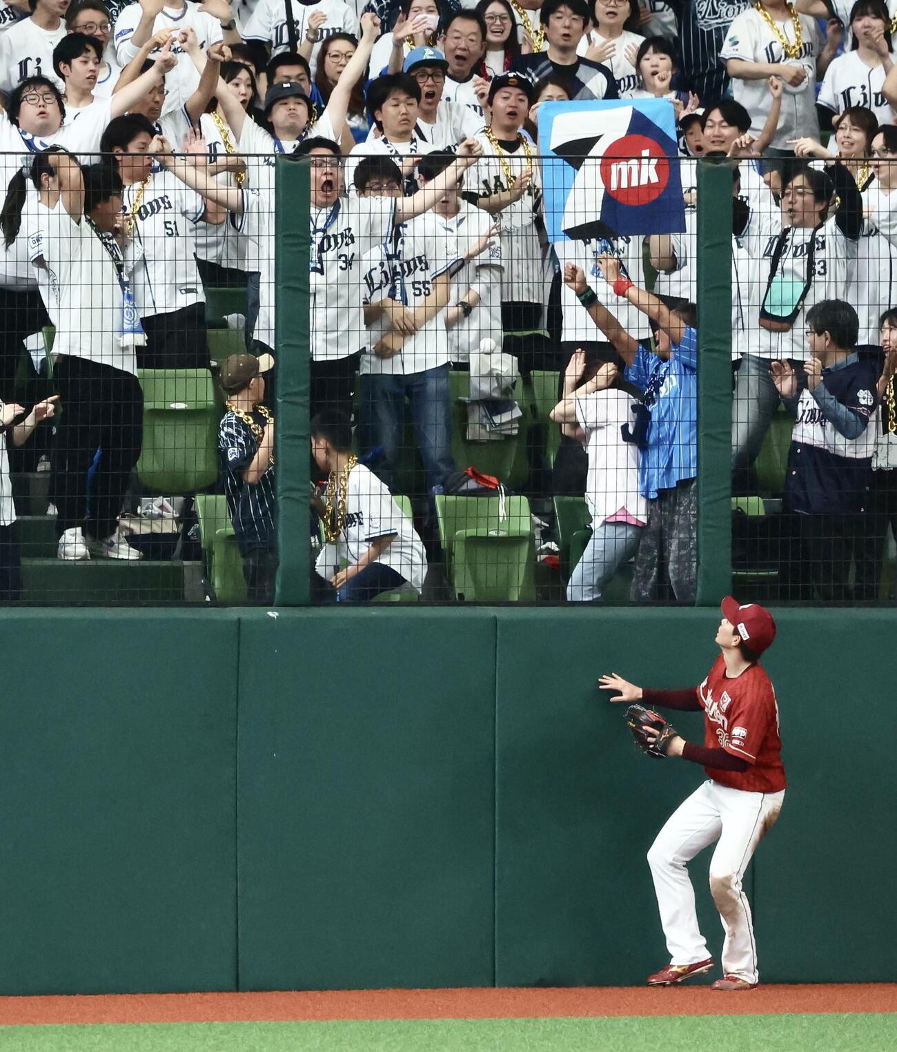 西武対楽天　2回裏西武無死、左越え同点ソロ本塁打となる桑原の打球（撮影・河田真司）