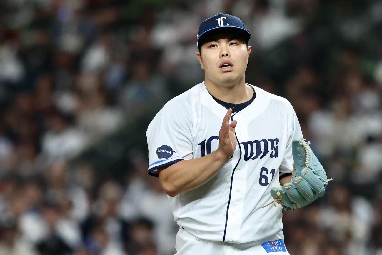 西武対楽天　8回表を抑えグラブをたたく平良（撮影・河田真司）