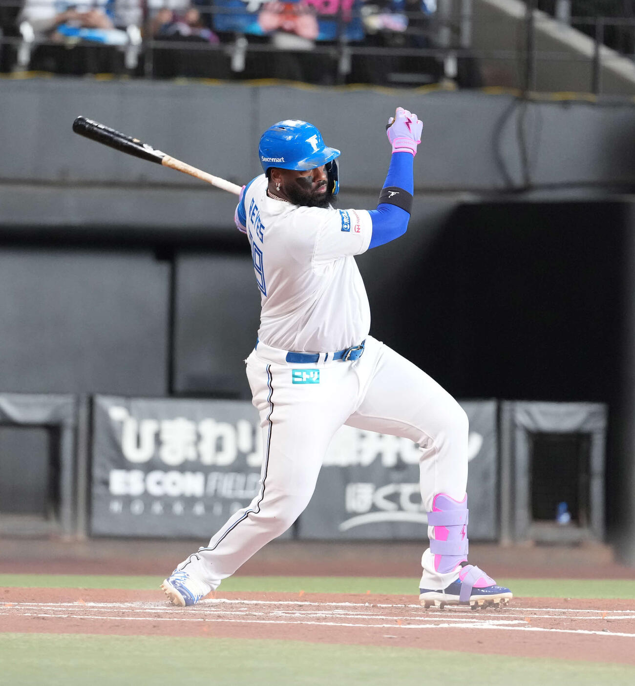 日本ハム対オリックス　1回裏日本ハム2死、安打を放つレイエス（撮影・井上学）