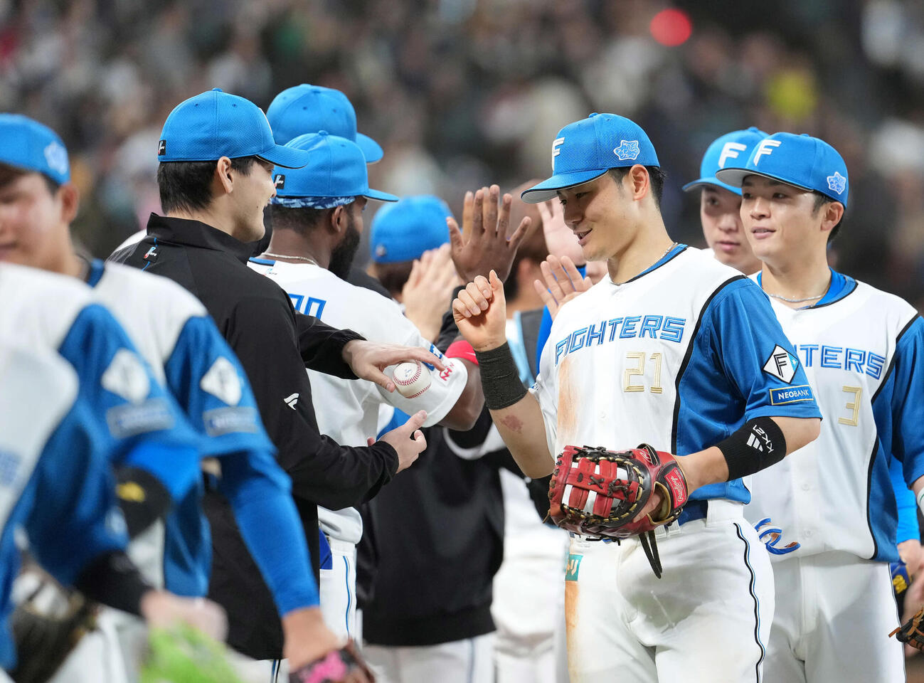 日本ハム対オリックス　清宮幸（右）からウイニングボールを受け取る有原（撮影・井上学）