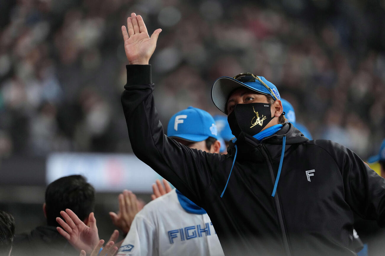 日本ハム対オリックス　勝利のハイタッチをかわす日本ハム新庄監督（撮影・井上学）