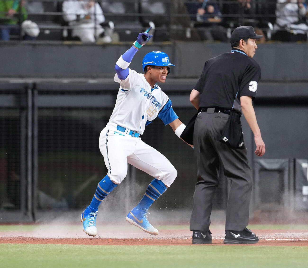 日本ハム対オリックス　6回、田宮裕涼の適時打で生還した万波（撮影・井上学）