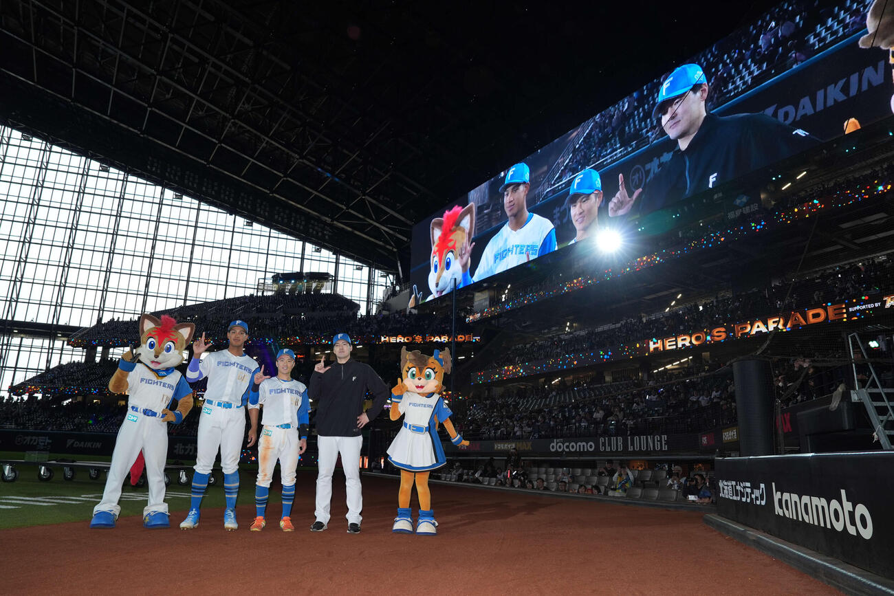 日本ハム対オリックス　ポーズを決める左から日本ハムの万波、奈良間、有原（撮影・井上学）