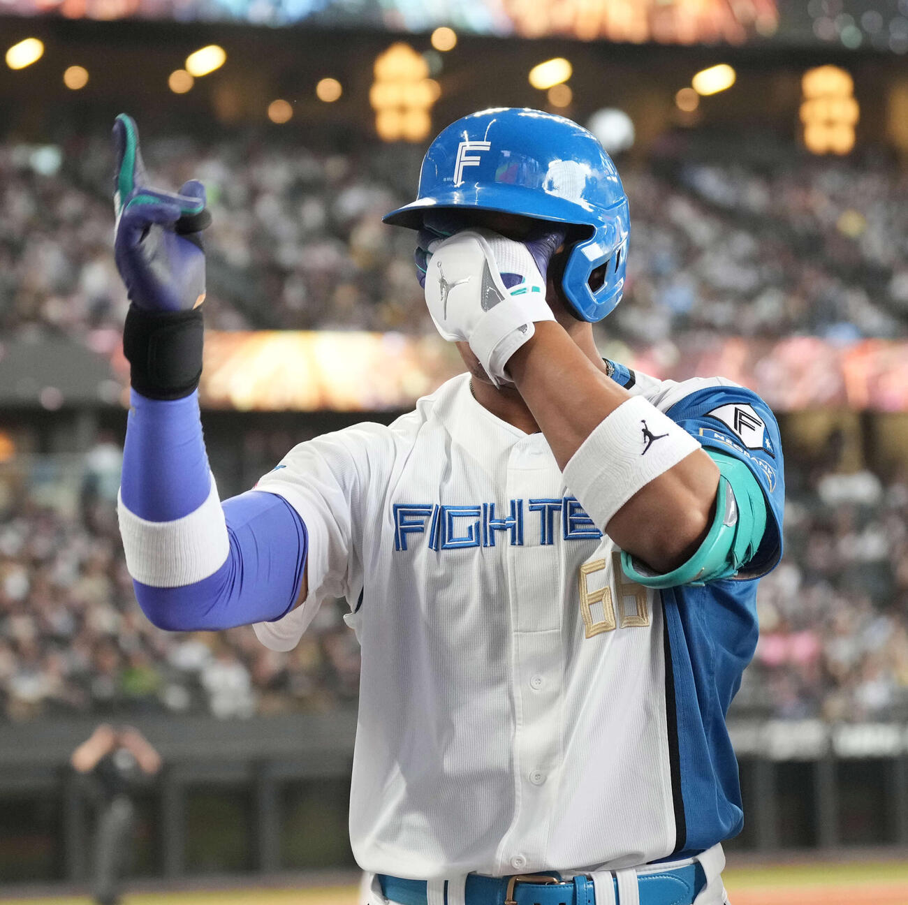 日本ハム対オリックス　7回裏日本ハム2死一、二塁、3点本塁打を放つ万波（撮影・井上学）