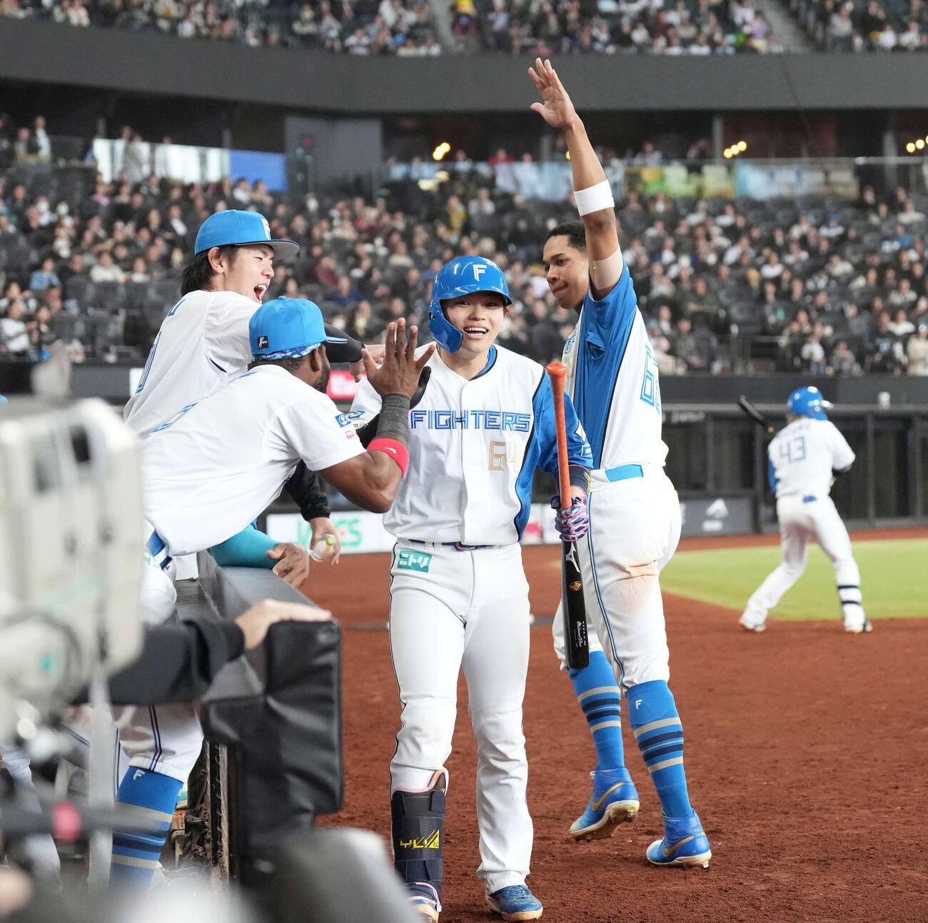 日本ハム対オリックス　8回裏日本ハム無死、本塁打を放ち生還する田宮。右は万波（撮影・井上学）