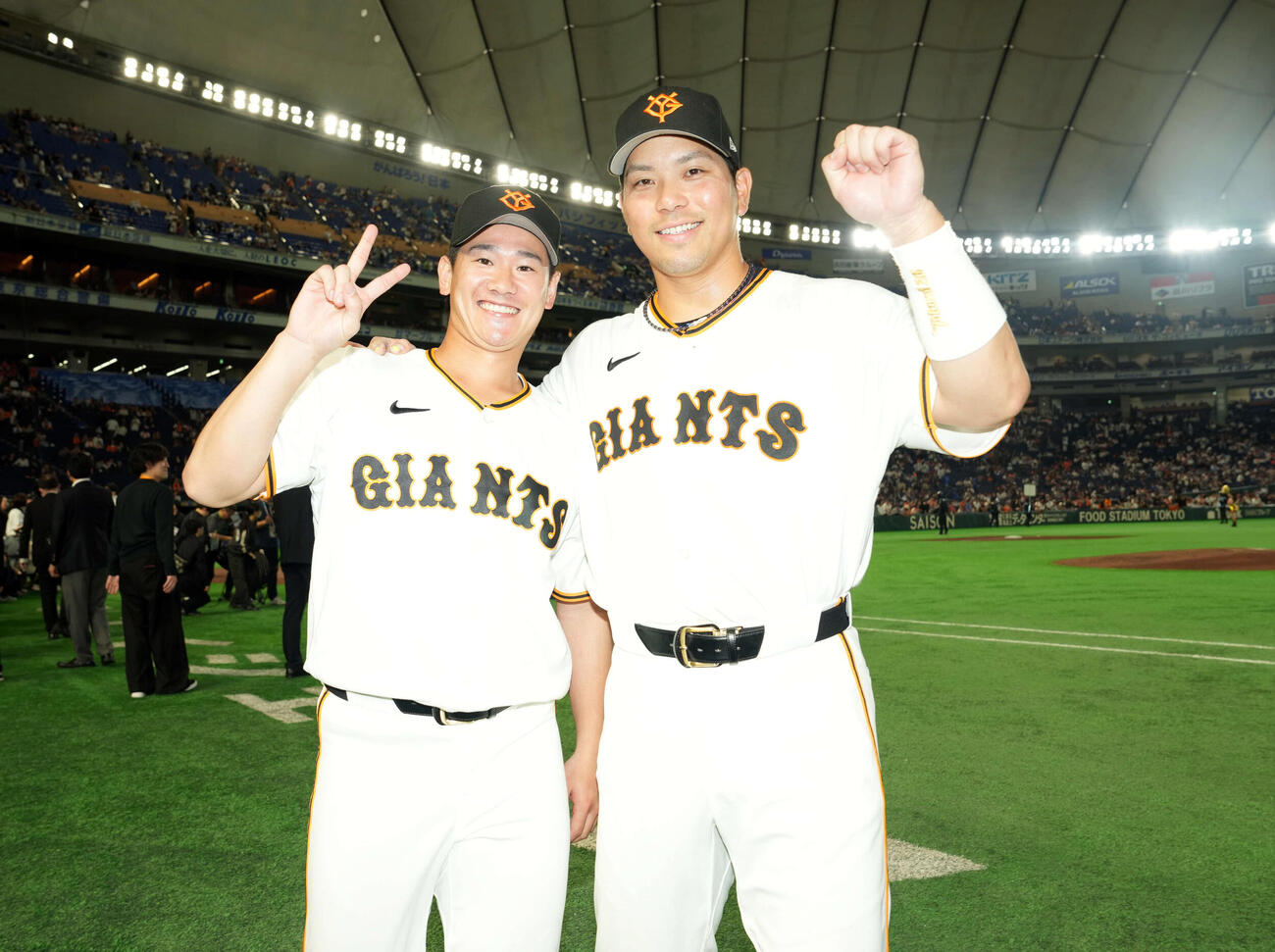 巨人対DeNA DeNAに勝利し笑顔を見せる巨人井上（左）と大城（撮影・たえ見朱実）