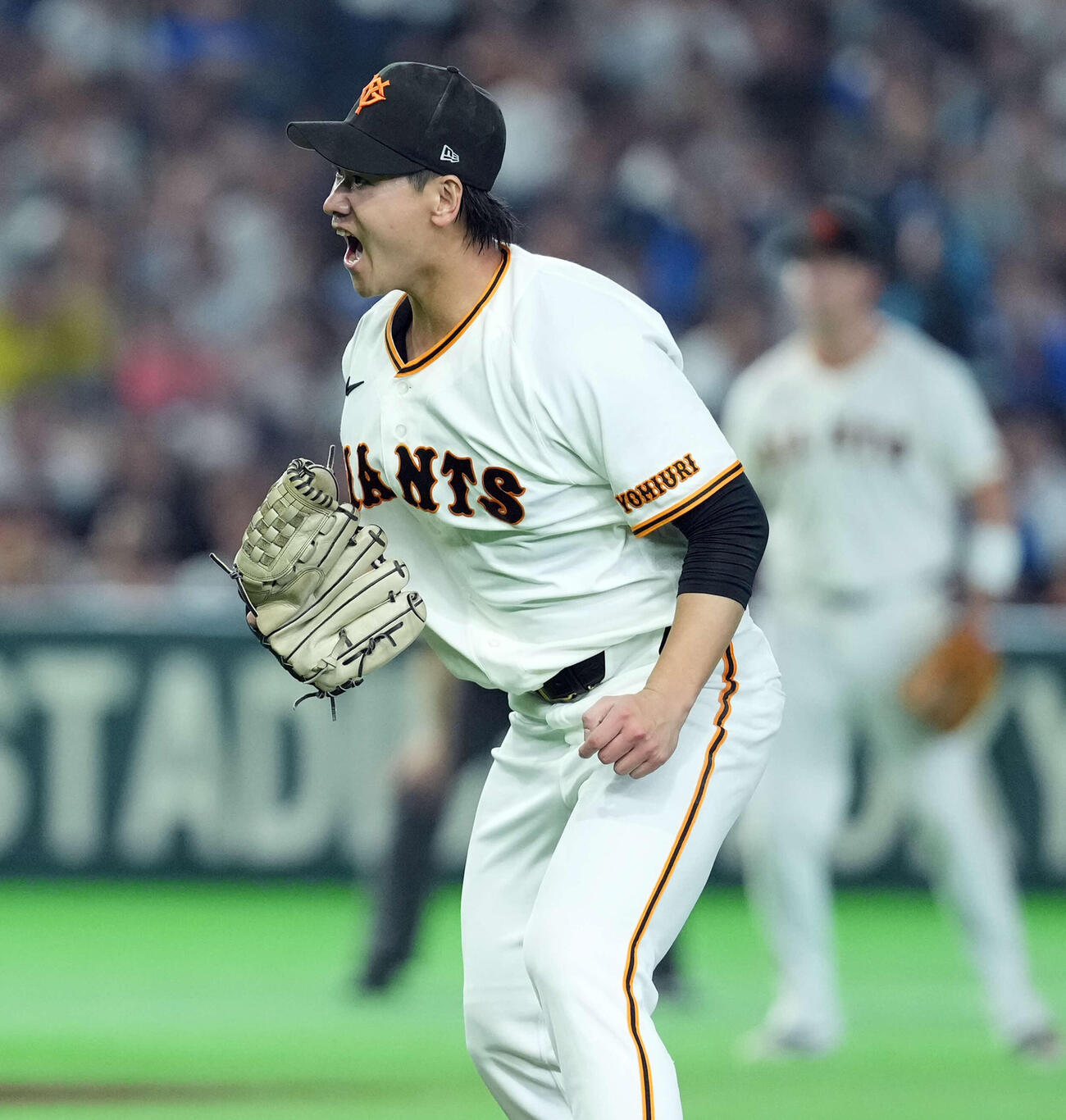 巨人対DeNA 7回表DeNA2死一塁、山本祐大を三振に打ち取りほえる井上（撮影・たえ見朱実）