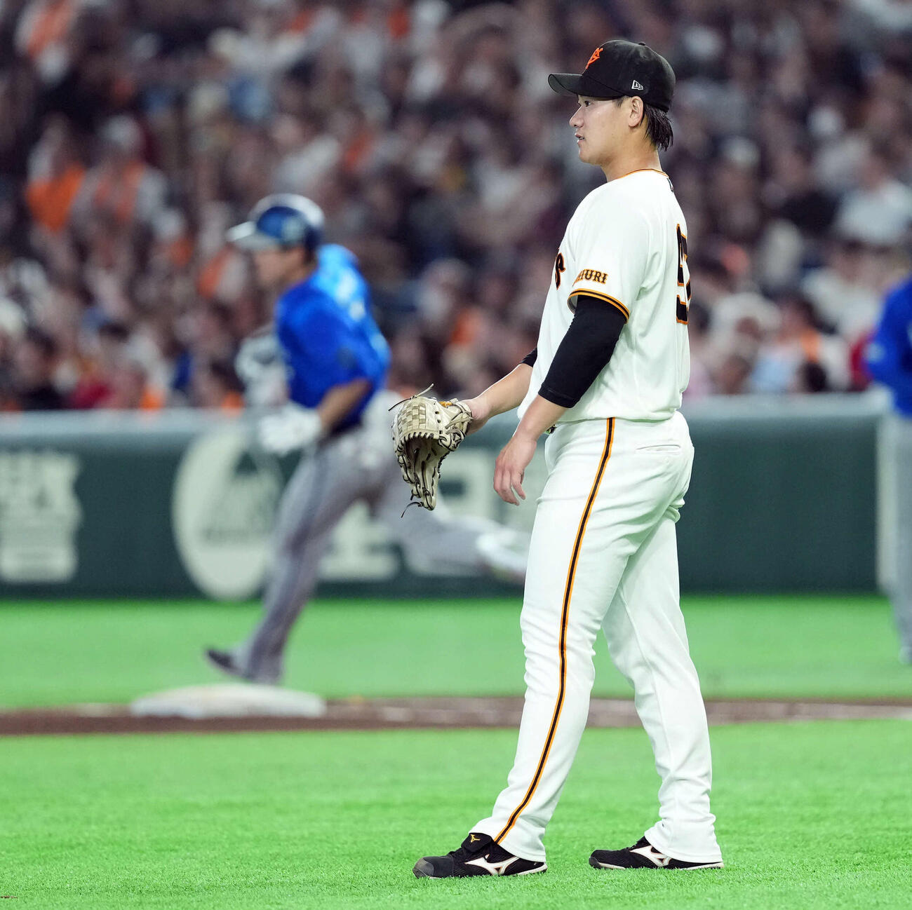 巨人対DeNA 4回表DeNA2死、佐野に先制のソロ本塁打を浴びる井上（撮影・たえ見朱実）