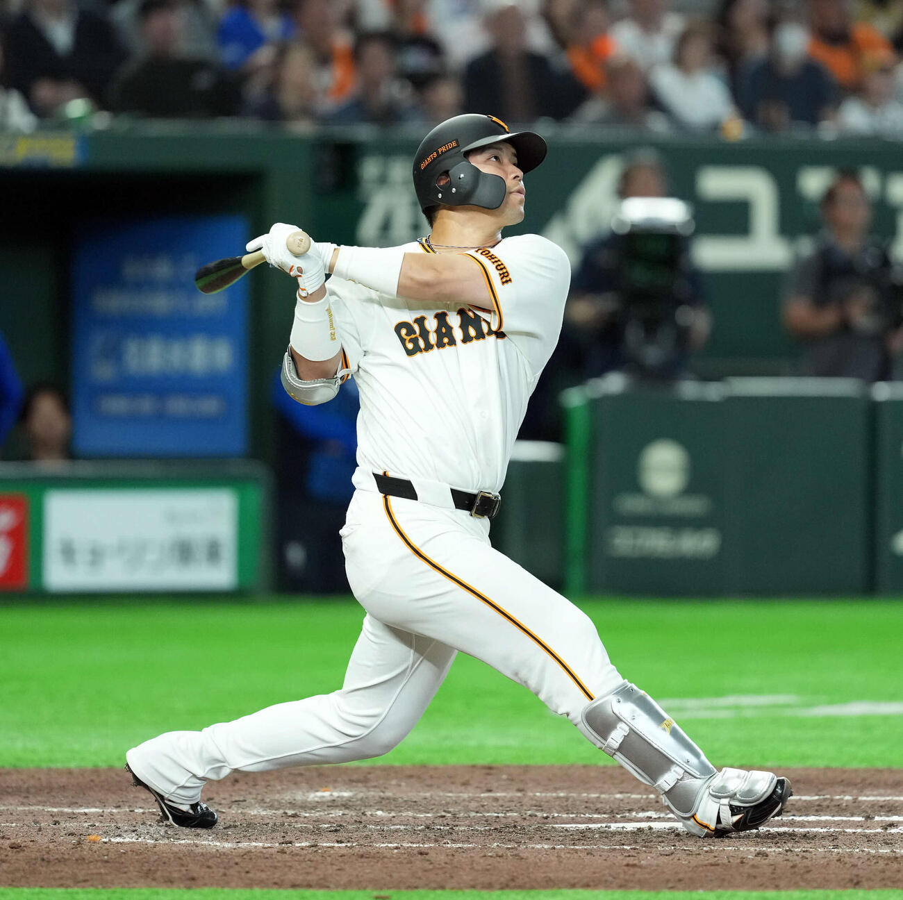 ７回裏巨人２死二、三塁　右越えに逆転の３点本塁打を放つ大城（撮影・たえ見朱実）