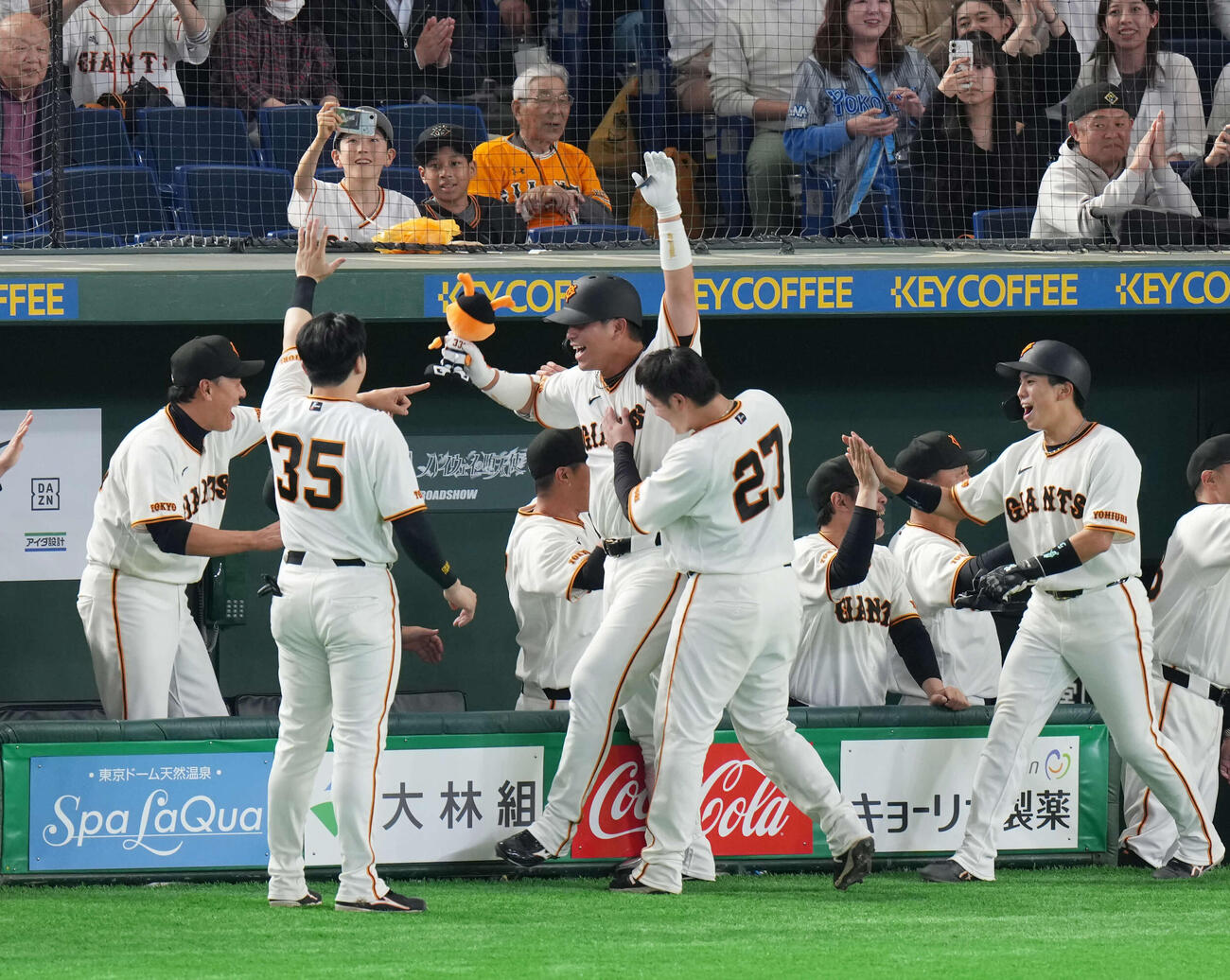 巨人対DeNA 7回裏巨人2死二、三塁、3点本塁打を放ちナインと喜ぶ大城（撮影・増田悦実）