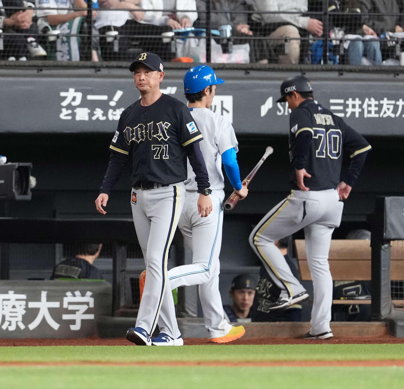 日本ハム対オリックス　7回、選手交代を告げる岸田監督（撮影・井上学）