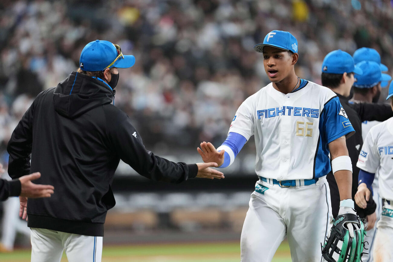 日本ハム対オリックス　万波（右）勝利のハイタッチをかわす日本ハム新庄監督（撮影・井上学）