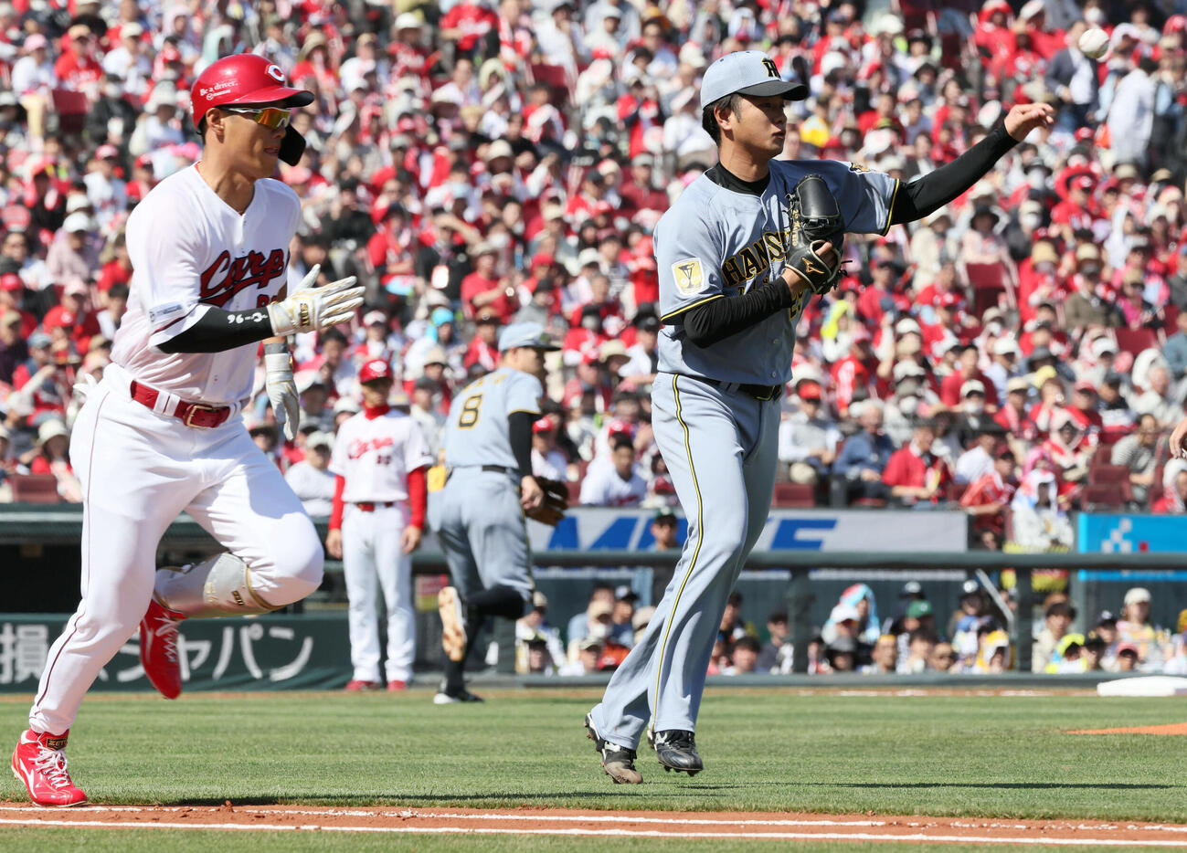 広島対阪神　1回裏広島無死一塁、中村奨のバントを好処理する阪神先発の高橋（撮影・加藤孝規）