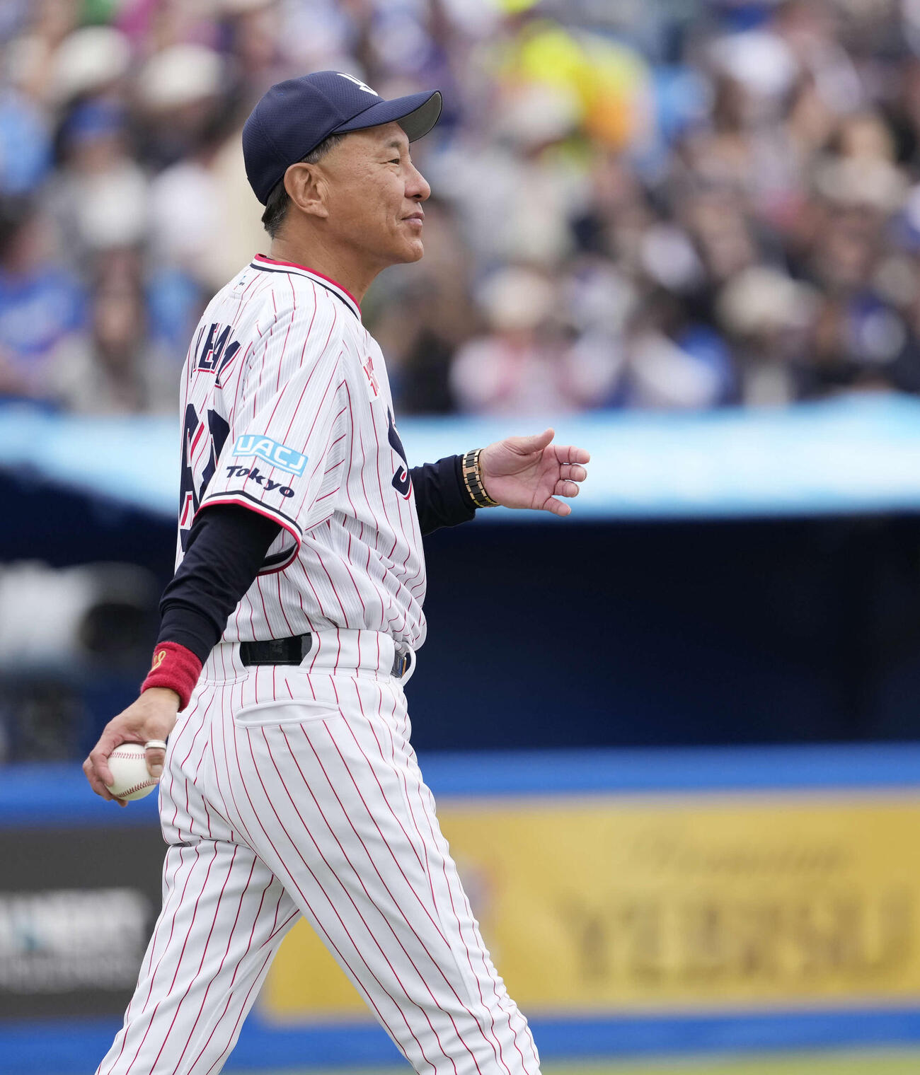 ヤクルト対中日　6回表中日1死一、三塁、交代を告げるヤクルト池山監督（撮影・小島史椰）