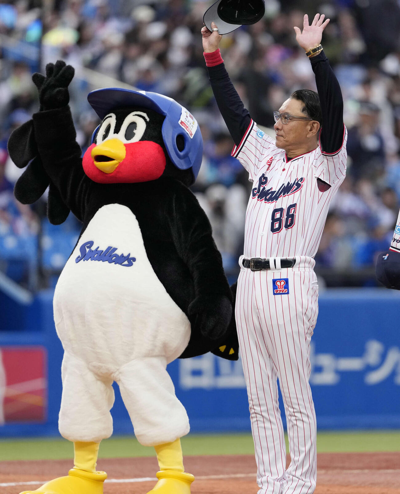 ヤクルト対中日　中日に勝利しスタンドにあいさつするつば九郎（左）と池山監督（撮影・小島史椰）