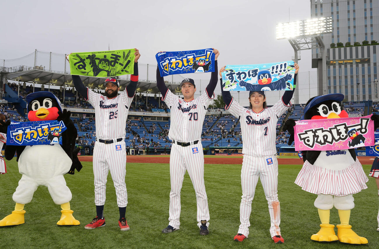 ヤクルト対中日　中日に勝利しタオルを掲げスタンドにあいさつする、左からつば九郎、サンタナ、広沢、長岡、つばみ（撮影・小島史椰）