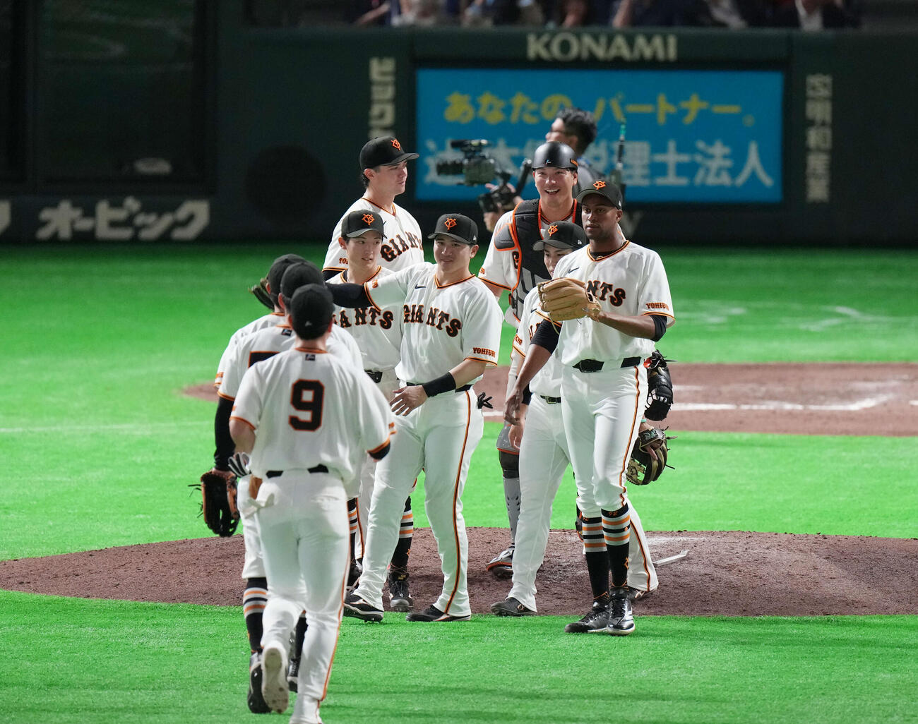 巨人対DeNA　勝利しタッチを交わすマルティネス（右）ら巨人ナイン（撮影・増田悦実）