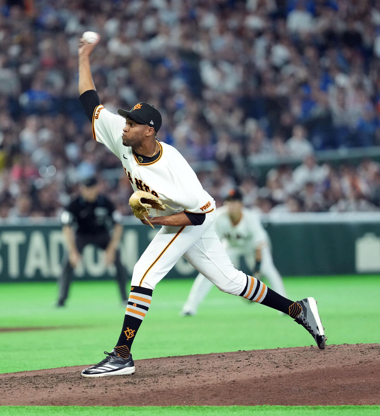 巨人対DeNA 9回からマウンドに上がった巨人マルティネス（撮影・たえ見朱実）