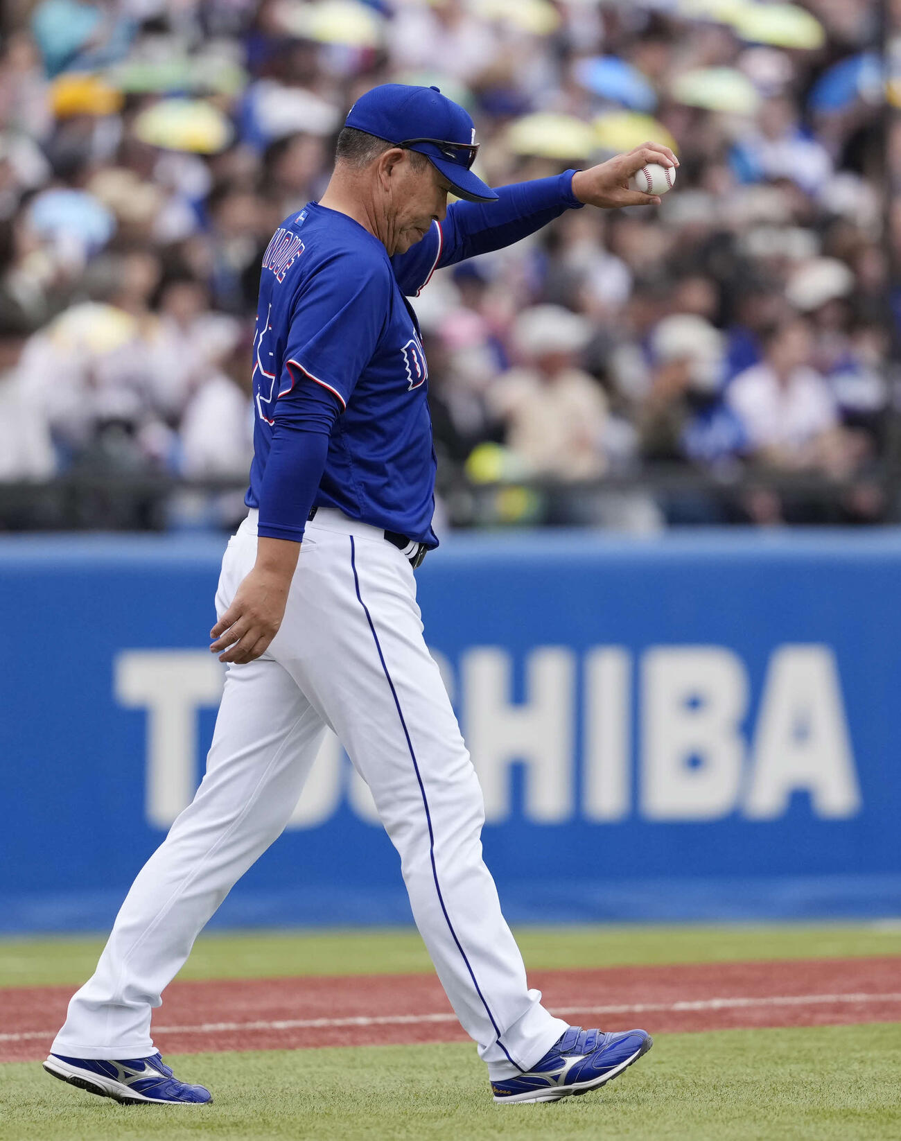 ヤクルト対中日　7回裏ヤクルト無死満塁、交代を告げる井上監督（撮影・小島史椰）