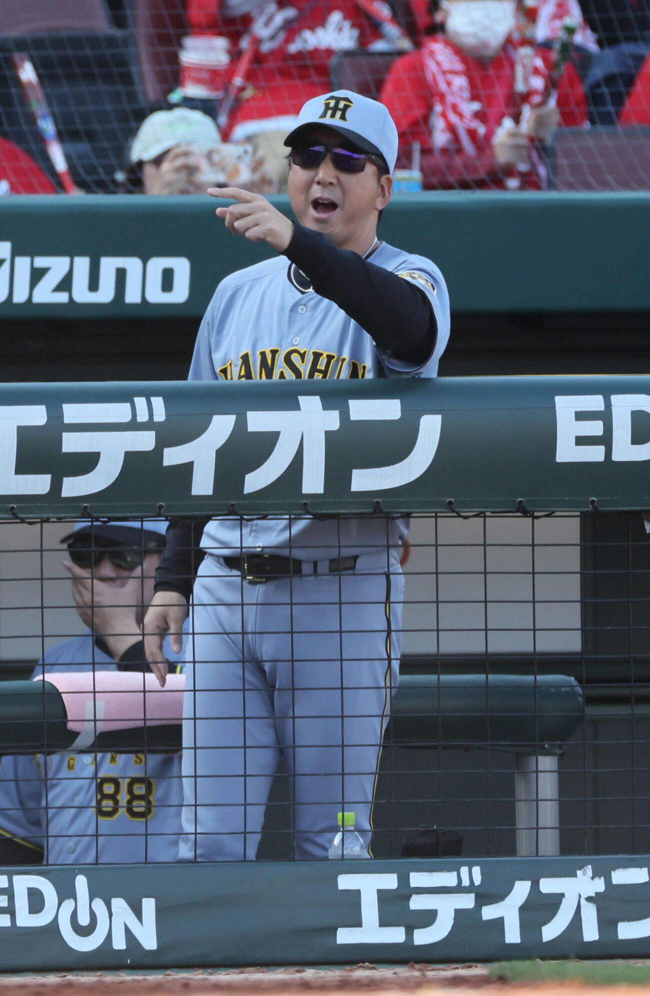 広島対阪神　8回表阪神1死一、三塁、近本の同点左犠飛を喜ぶ藤川監督（撮影・加藤孝規）