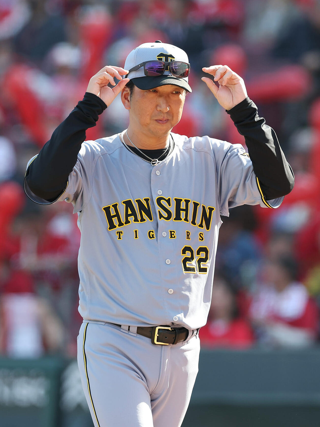 広島対阪神　7回表を終え、選手交代を告げる阪神藤川監督（撮影・前田充）