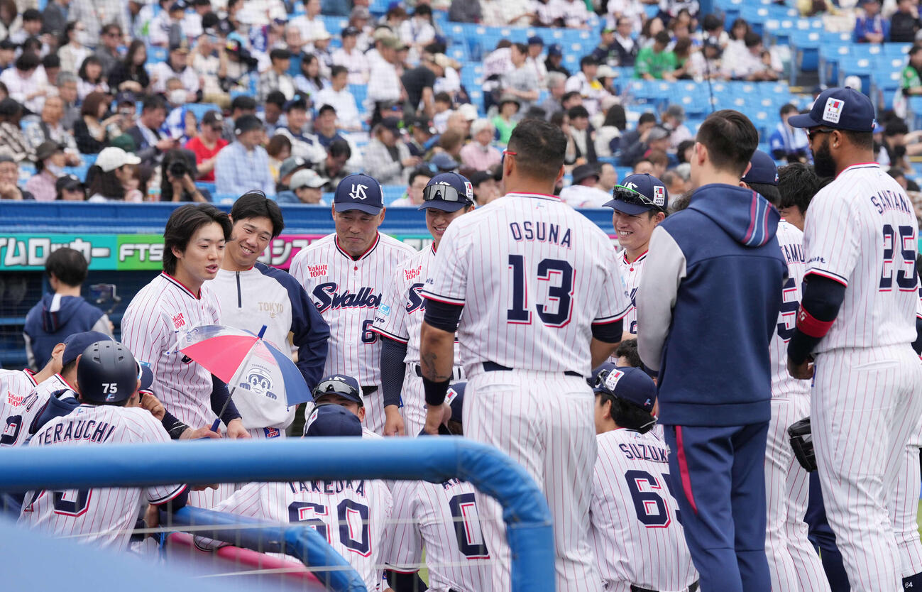 ヤクルト対中日　試合前に円陣を組むヤクルトの選手たち（撮影・小島史椰）