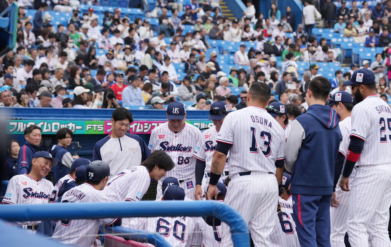 ヤクルト対中日　試合前に円陣を組むヤクルトの選手たち（撮影・小島史椰）