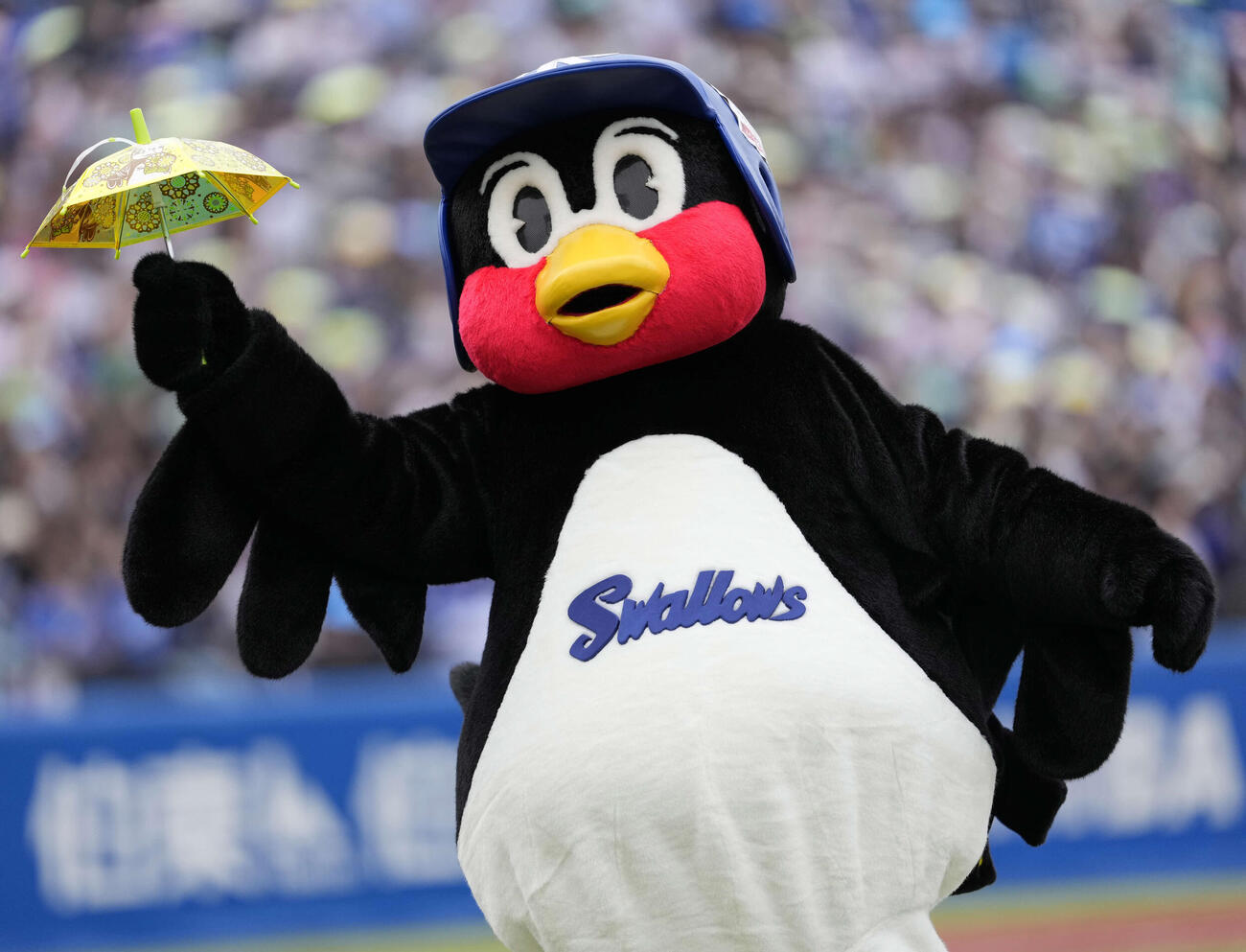 ヤクルト対中日　7回表終了、パフォーマンスするつば九郎（撮影・小島史椰）
