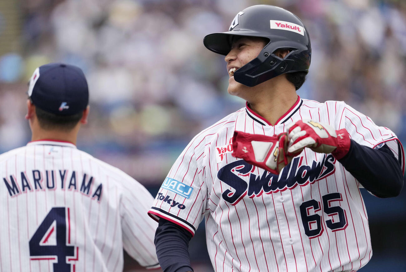 ヤクルト対中日　7回裏ヤクルト無死満塁、長岡の同点2点適時打で生還し笑顔を見せる鈴木叶（撮影・小島史椰）