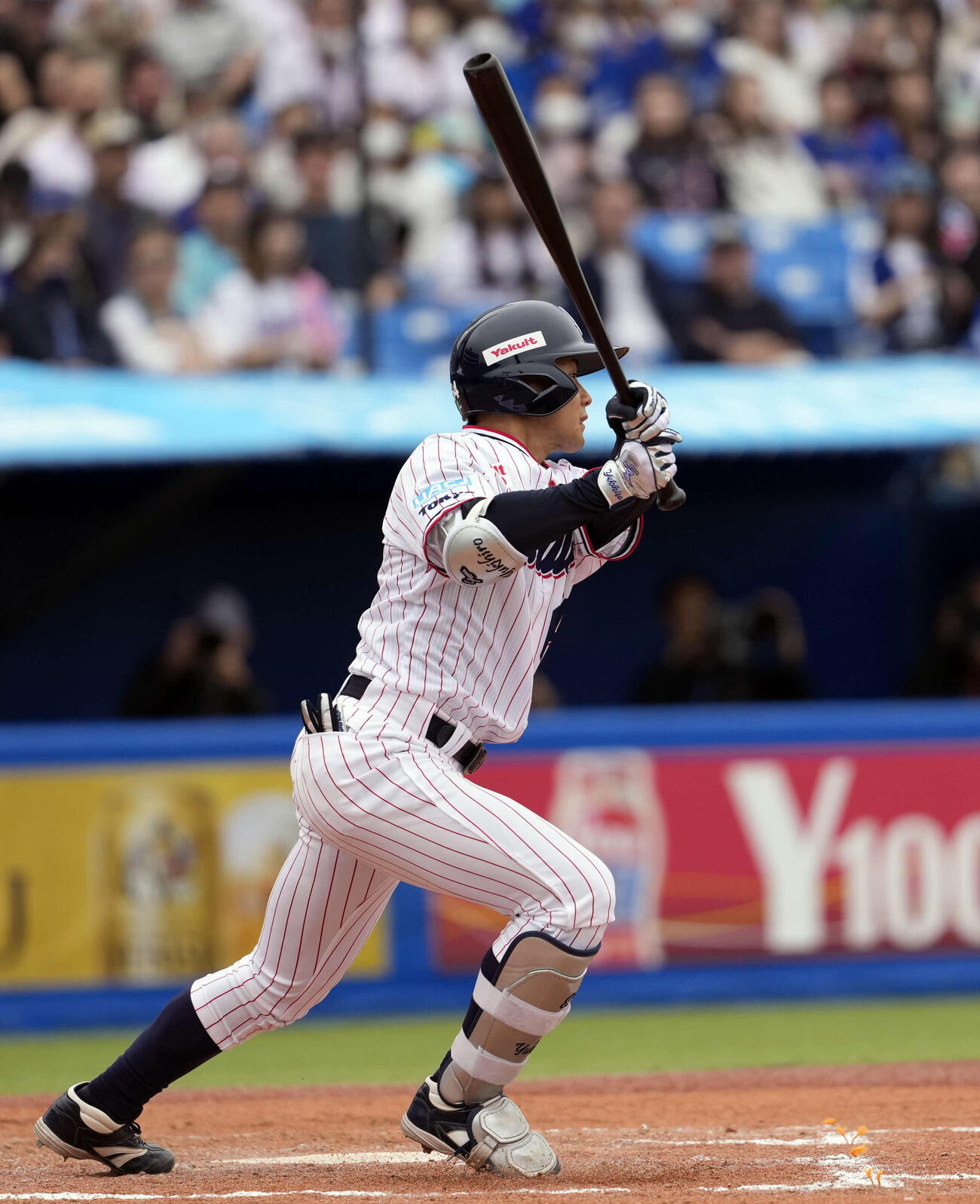 ヤクルト対中日　7回裏ヤクルト無死、二塁打を放つ岩田（撮影・小島史椰）