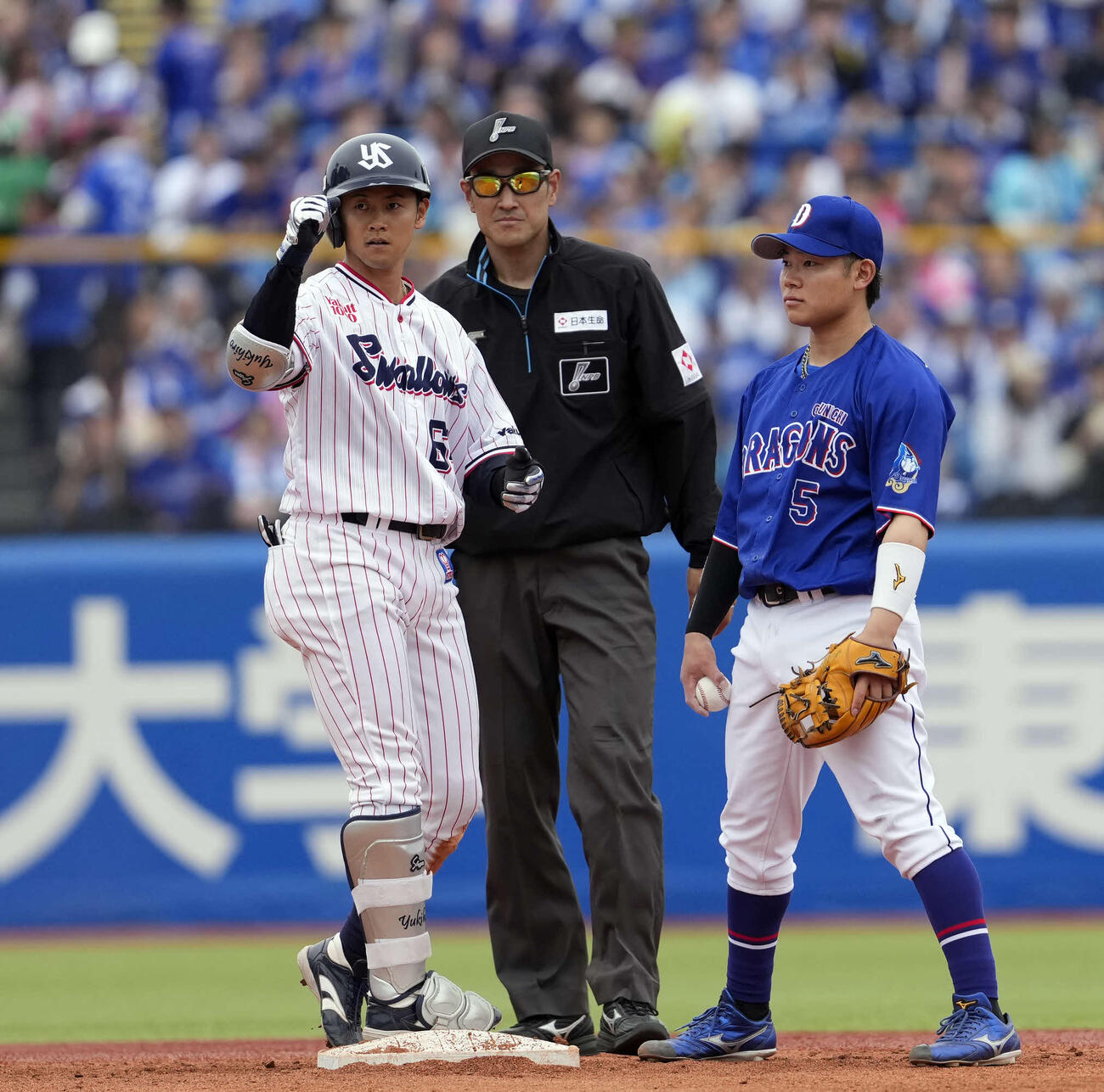 ヤクルト対中日　7回裏ヤクルト無死、二塁打を放つ岩田（撮影・小島史椰）