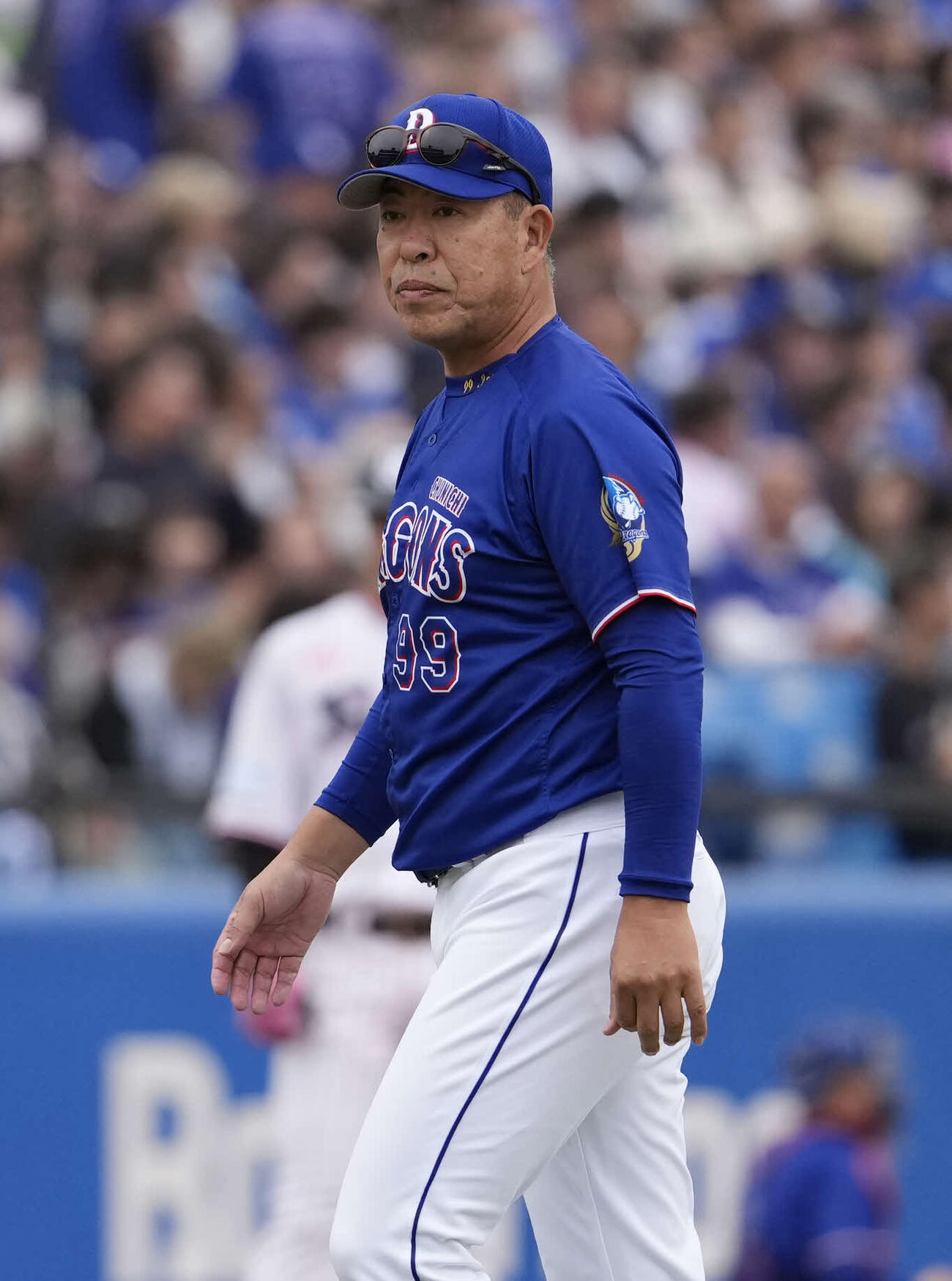 ヤクルト対中日　7回裏ヤクルト無死満塁、交代を告げる井上監督（撮影・小島史椰）