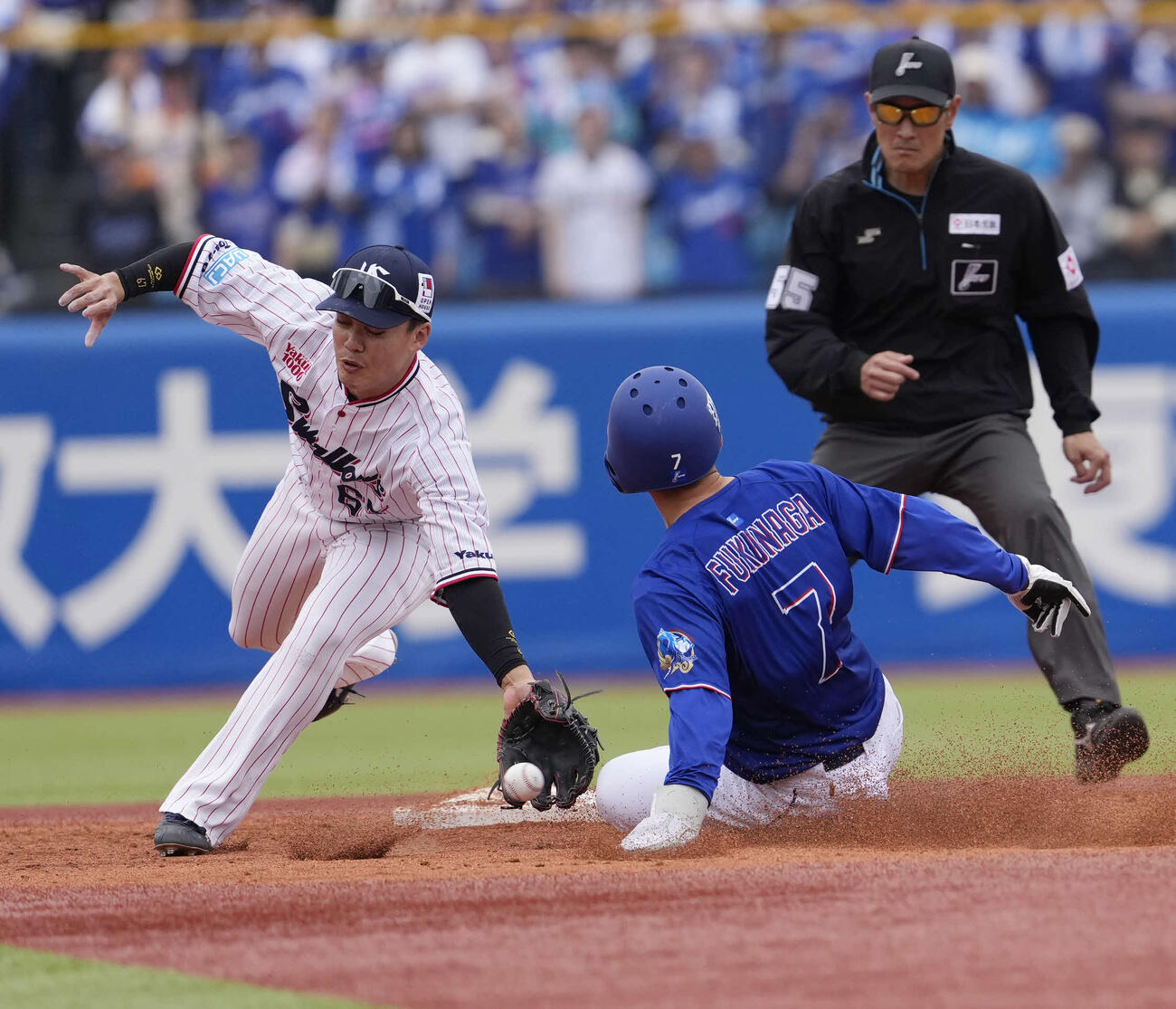 ヤクルト対中日　7回表中日1死一塁、二塁を決める福永（撮影・小島史椰）