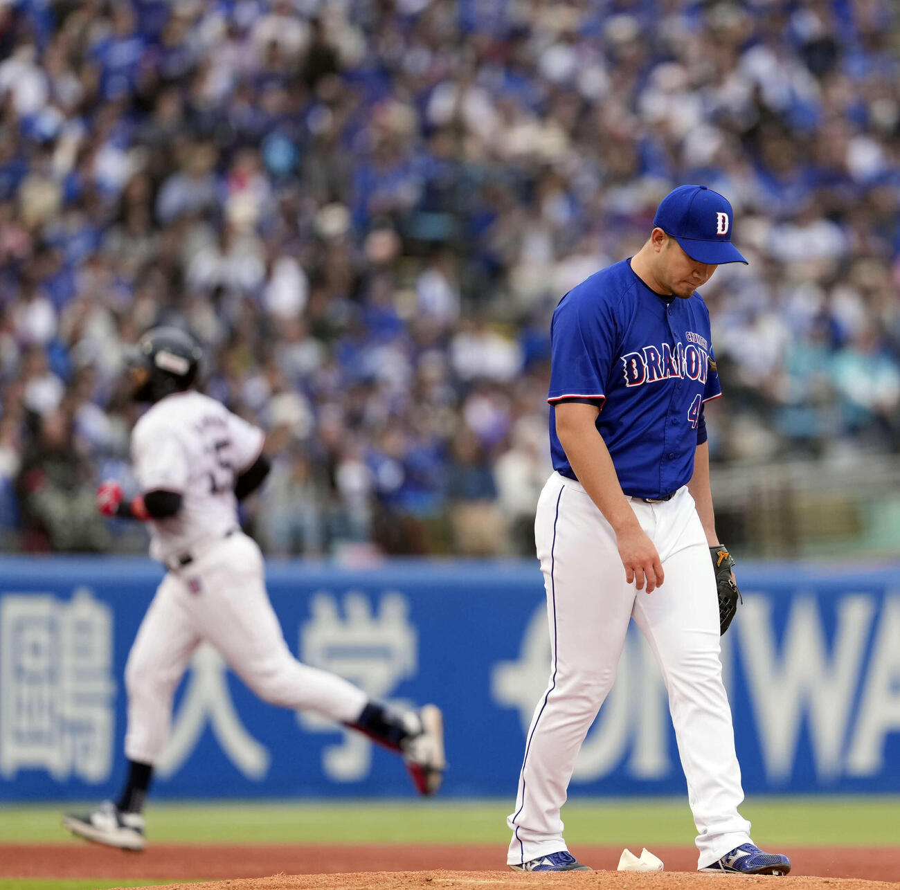 ヤクルト対中日　7回裏ヤクルト無死一塁、サンタナから勝ち越しの2点本塁打を浴びる勝野（撮影・小島史椰）