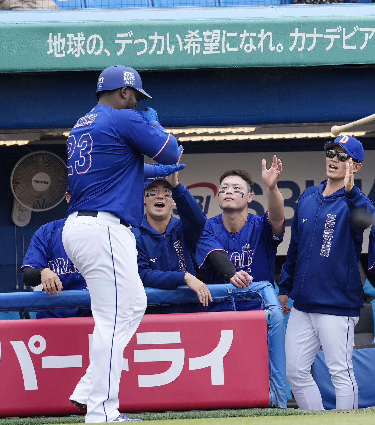 ヤクルト対中日　6回表中日1死二塁、花田の適時打で生還した後ナインから祝福されるサノー（撮影・小島史椰）