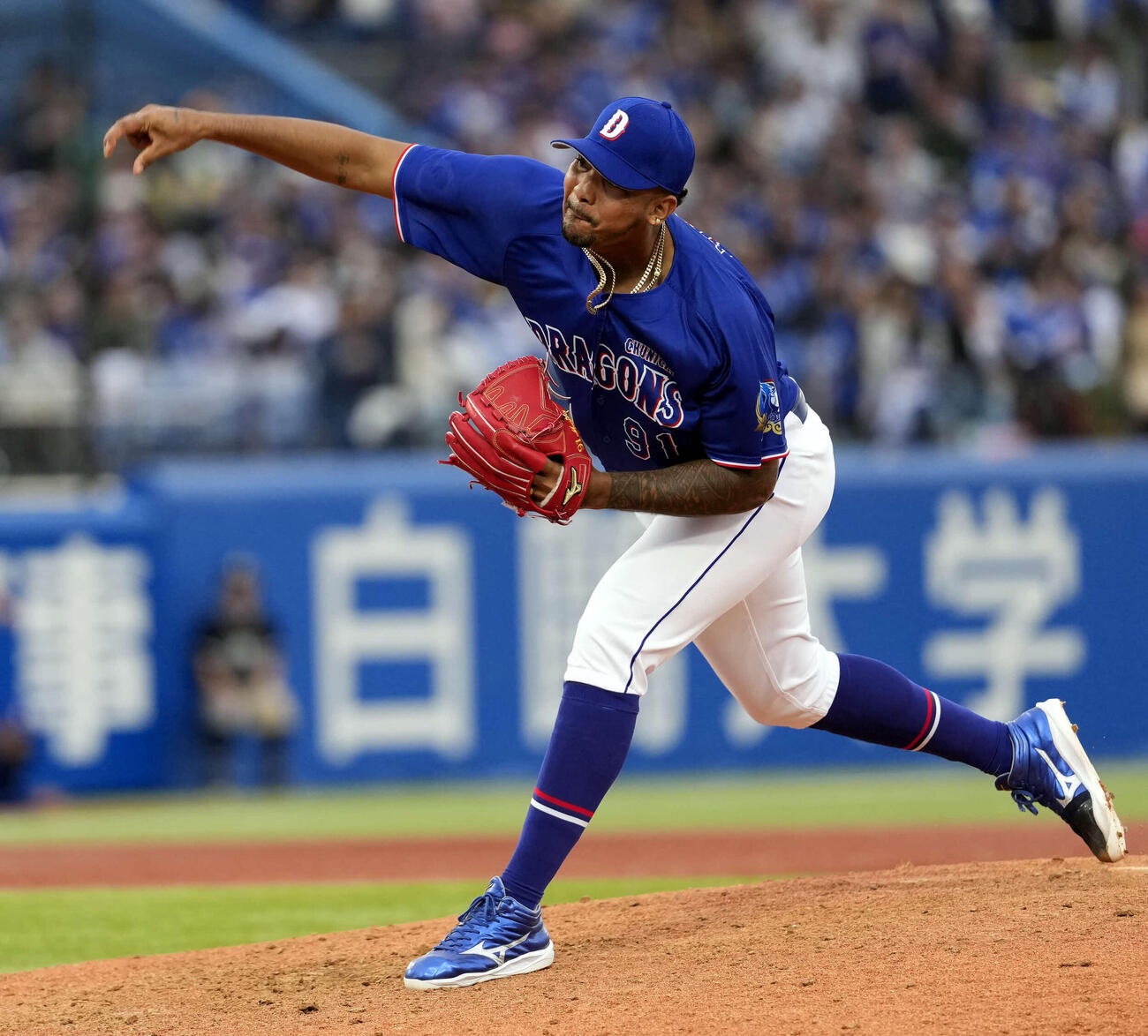 ヤクルト対中日　8回裏から登板し力投する4番手のメヒア（撮影・小島史椰）