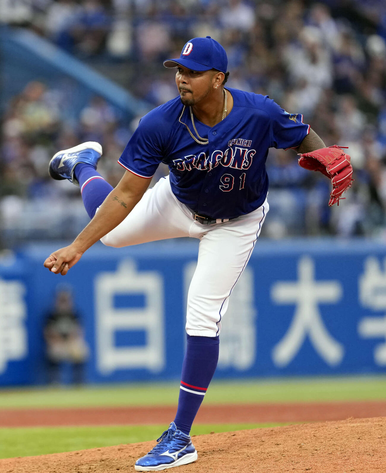 ヤクルト対中日　8回裏から登板し力投する4番手のメヒア（撮影・小島史椰）