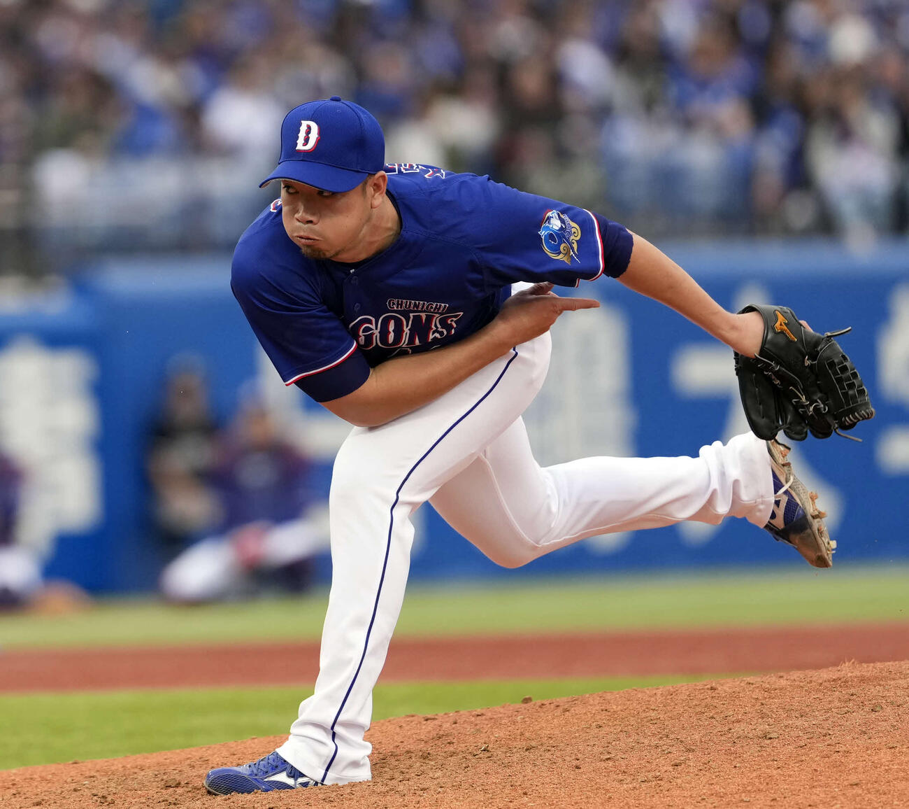 ヤクルト対中日　7回裏途中から登板し力投する3番手の勝野（撮影・小島史椰）