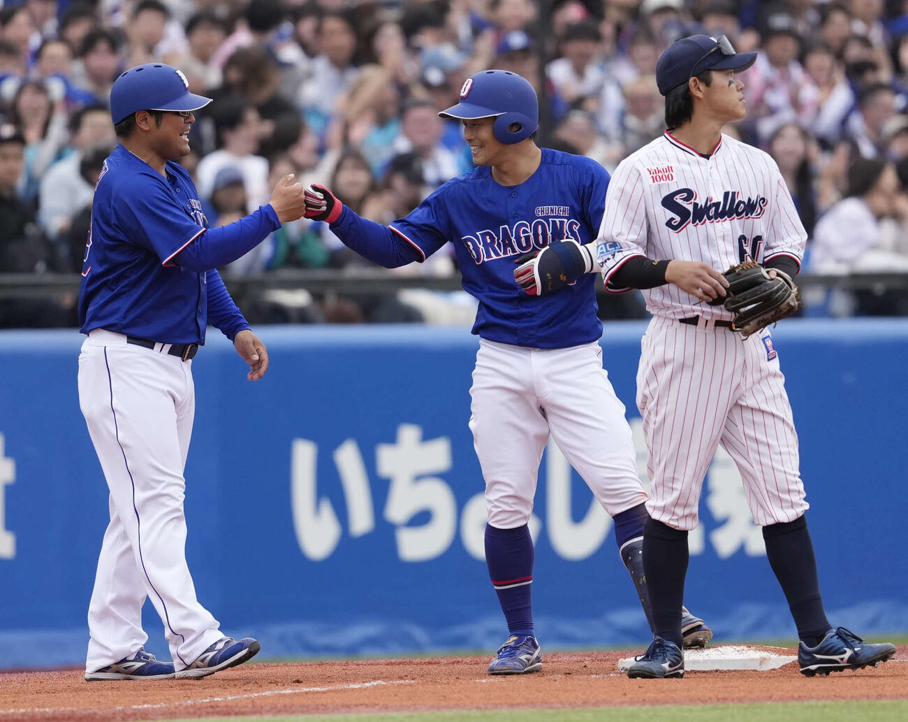 ヤクルト対中日　6回表中日2死一塁、適時三塁打を放つ加藤（撮影・小島史椰）