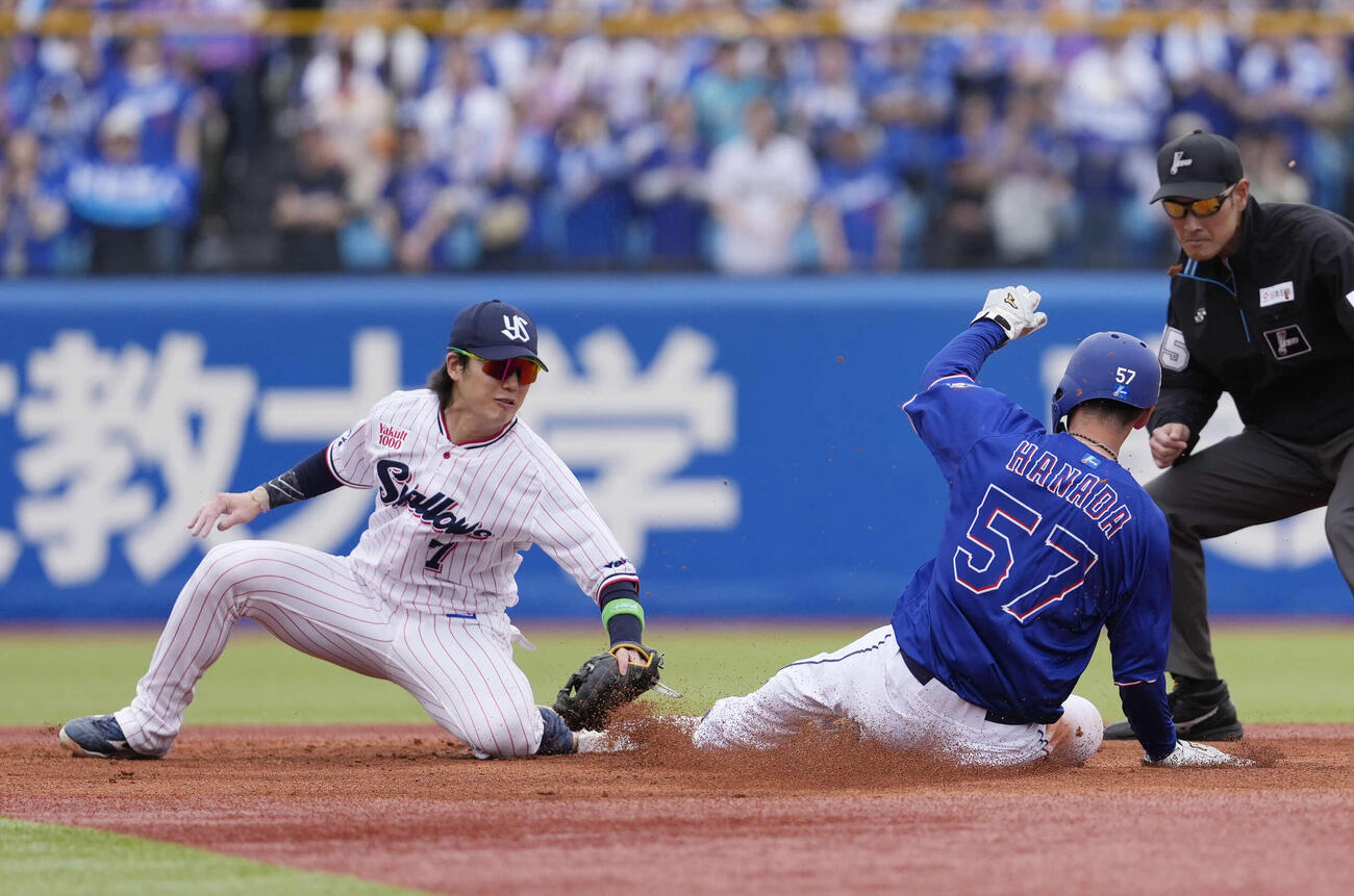 ヤクルト対中日　2回表中日1死一塁、二盗を試みるも阻止される花田（撮影・小島史椰）