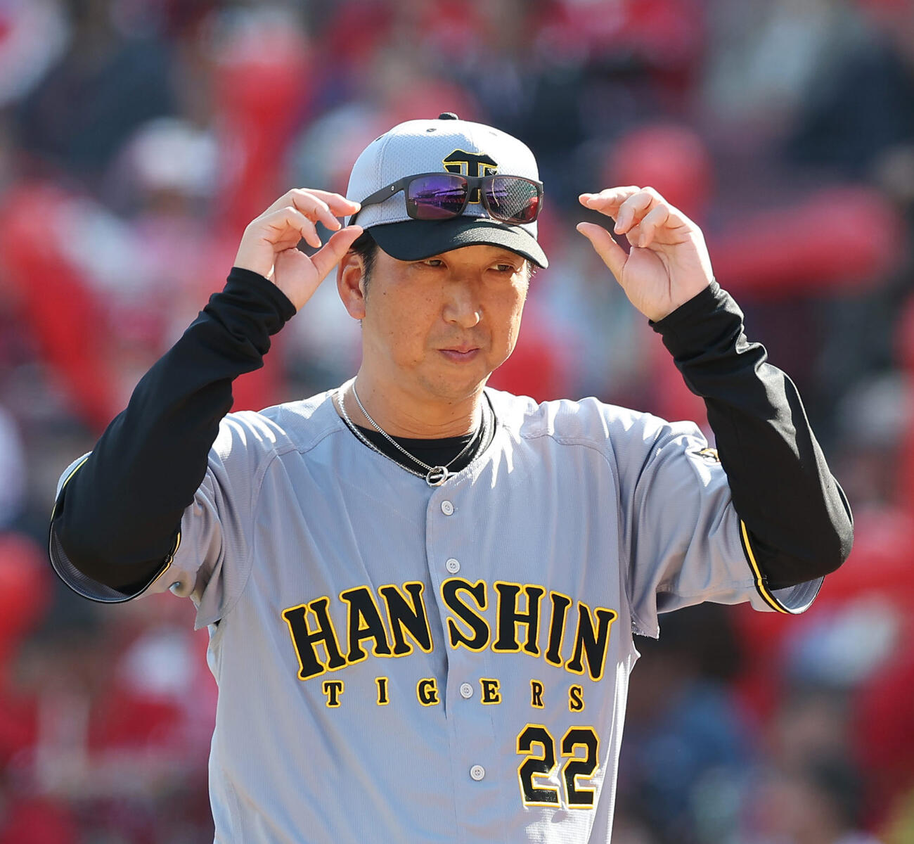 選手交代を告げる阪神藤川監督（撮影・前田充）