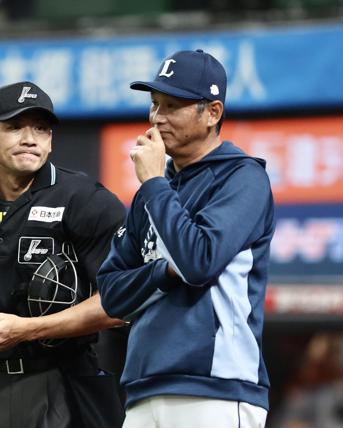 西武対楽天　8回裏を終え、選手交代を告げる西口監督（撮影・河田真司）