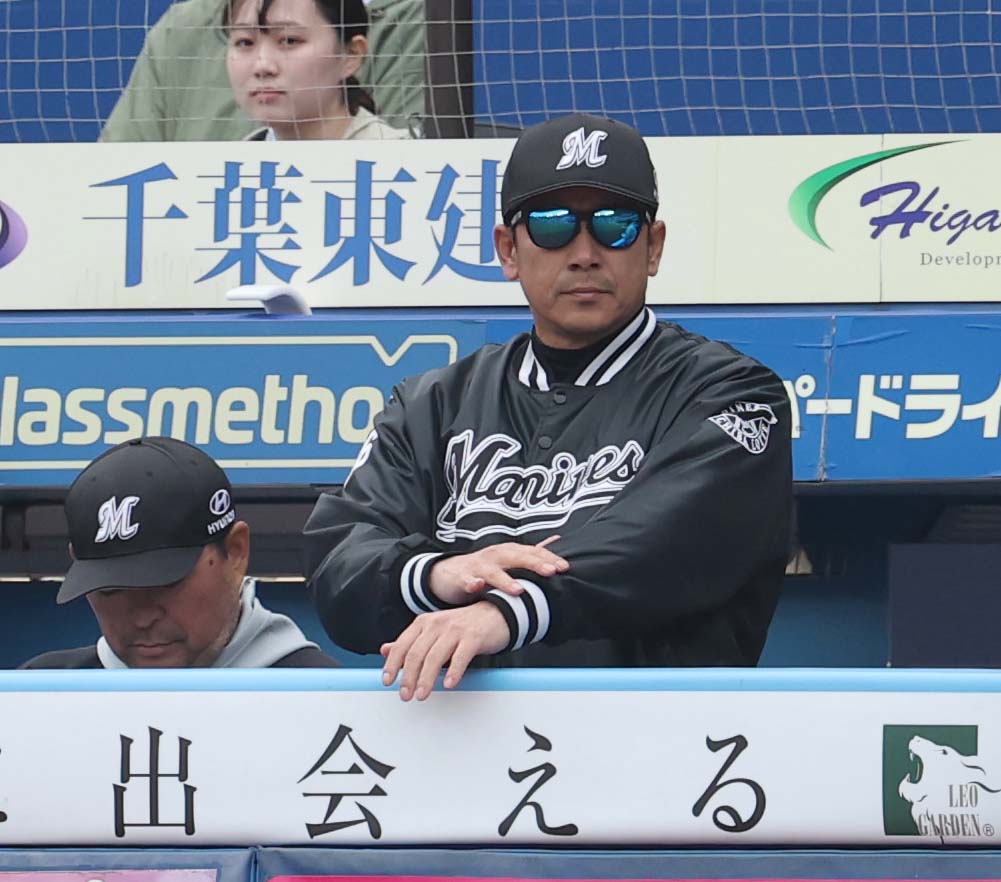 ロッテ対ソフトバンク　9回裏、サインを出すサブロー監督（撮影・黒川智章）
