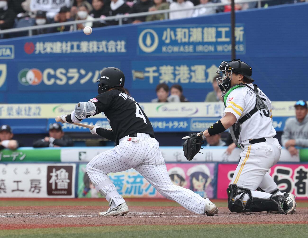 ロッテ対ソフトバンク　9回裏ロッテ1死一、三塁、友杉のバントが捕ゴロになる（撮影・黒川智章）