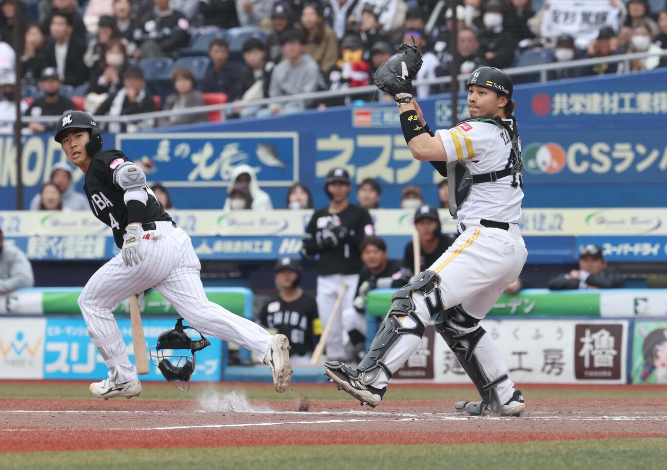 ロッテ対ソフトバンク　9回裏ロッテ1死一、三塁、友杉のバントが捕ゴロになる（撮影・黒川智章）
