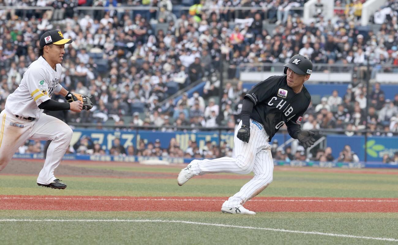ロッテ対ソフトバンク　9回裏ロッテ1死一、三塁、友杉のバントが捕ゴロになり三塁走者高部が三本間で挟まれスリーフィートでアウト（撮影・黒川智章）