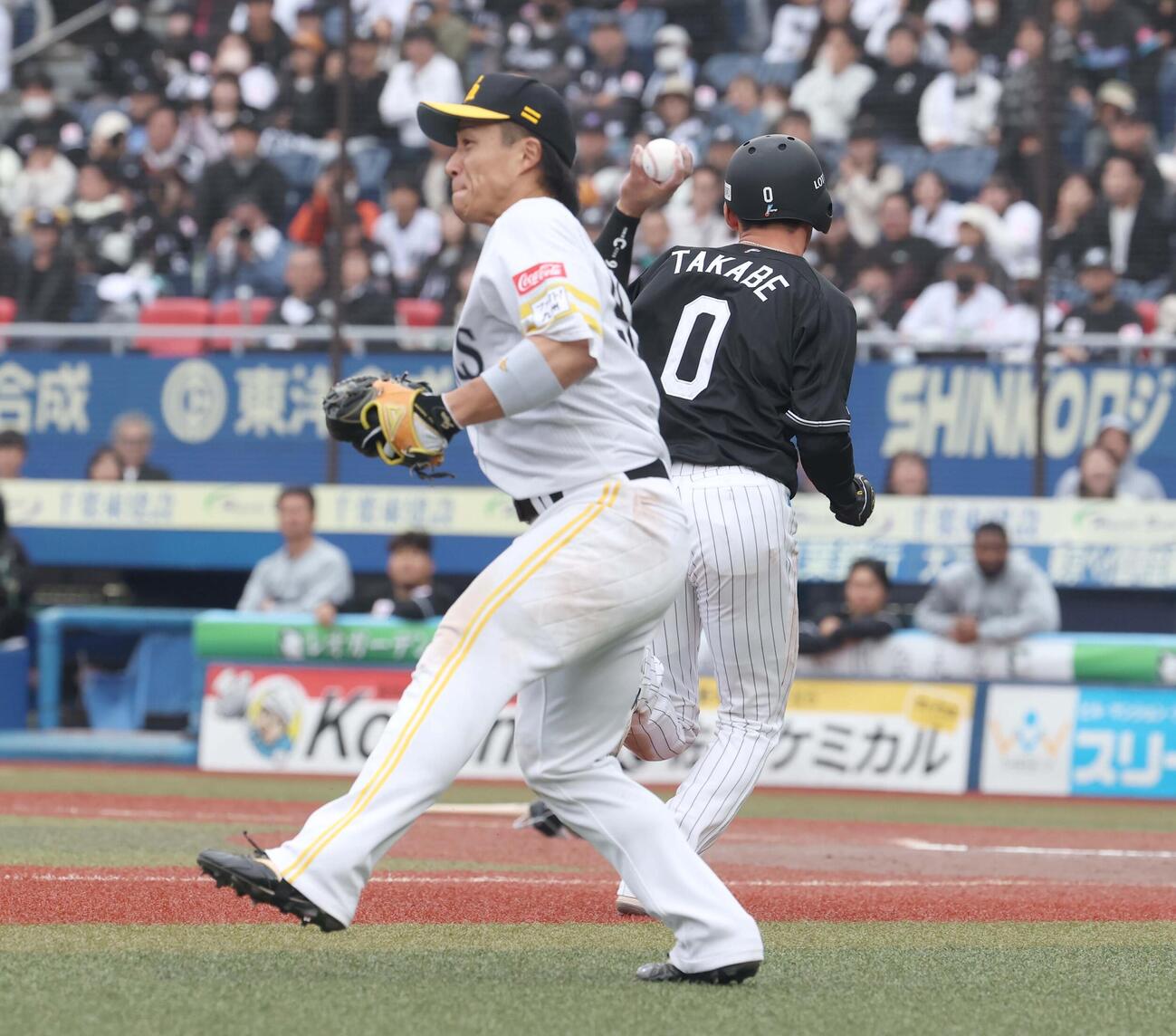 ロッテ対ソフトバンク　9回裏ロッテ1死一、三塁、友杉のバントが捕ゴロになり三塁走者高部が三本間で挟まれスリーフィートでアウト。野村が三塁に送球する（撮影・黒川智章）