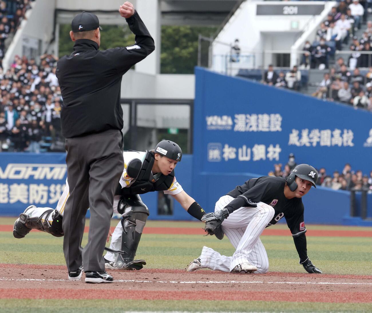ロッテ対ソフトバンク　9回裏ロッテ1死一、三塁、友杉のバントで三塁走者が挟まれる間に一塁走者小川が三塁を突くも野村からの送球を受けた谷川原がタッチしアウト（撮影・黒川智章）